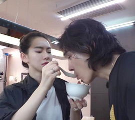 戚薇李承铉，甜蜜的嘴对嘴喂棒棒糖瞬间