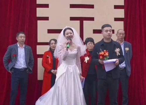 婚礼现场宾客们给新娘爸爸伴舞