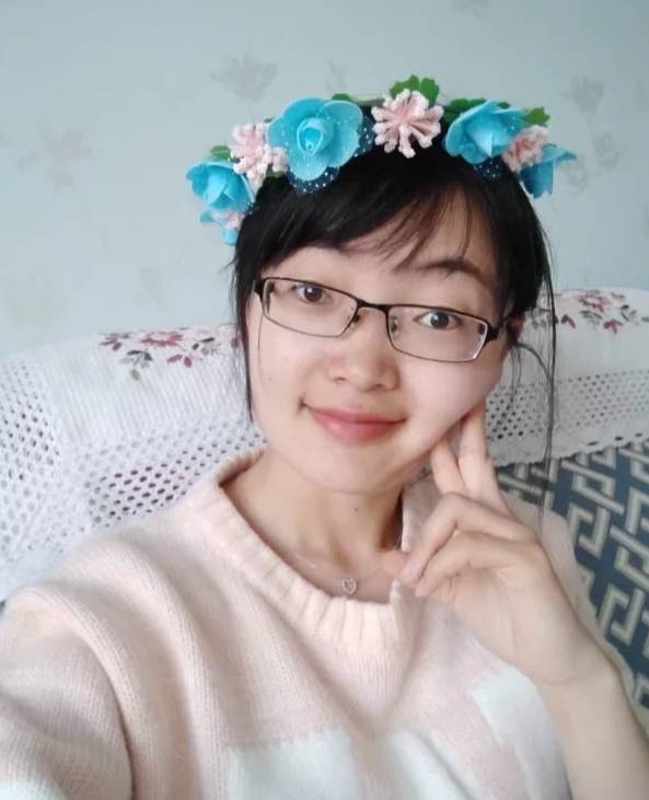 老师细心梳发，学生蜕变成长——把头发梳成大人模样