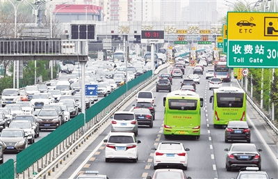 假期的最后一天高速路上满满都是车