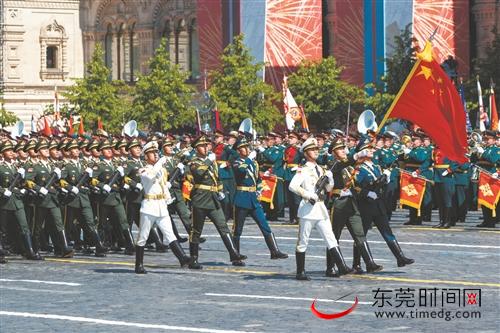 普京与解放军仪仗司礼大队政委握手，中俄友谊的坚实纽带