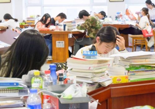 人民网评，大学生走廊打地铺避暑，折射校园设施与学生需求的差距