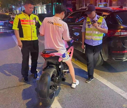 鬼火少年深夜骑车炸街 交警查处